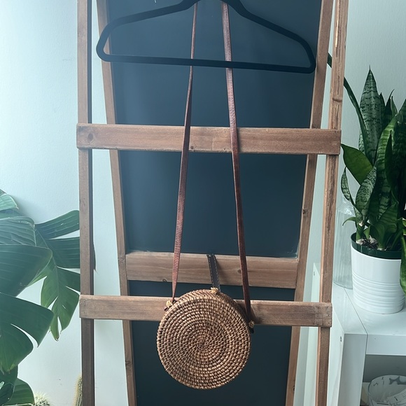 Woven round straw bag - Picture 4 of 8